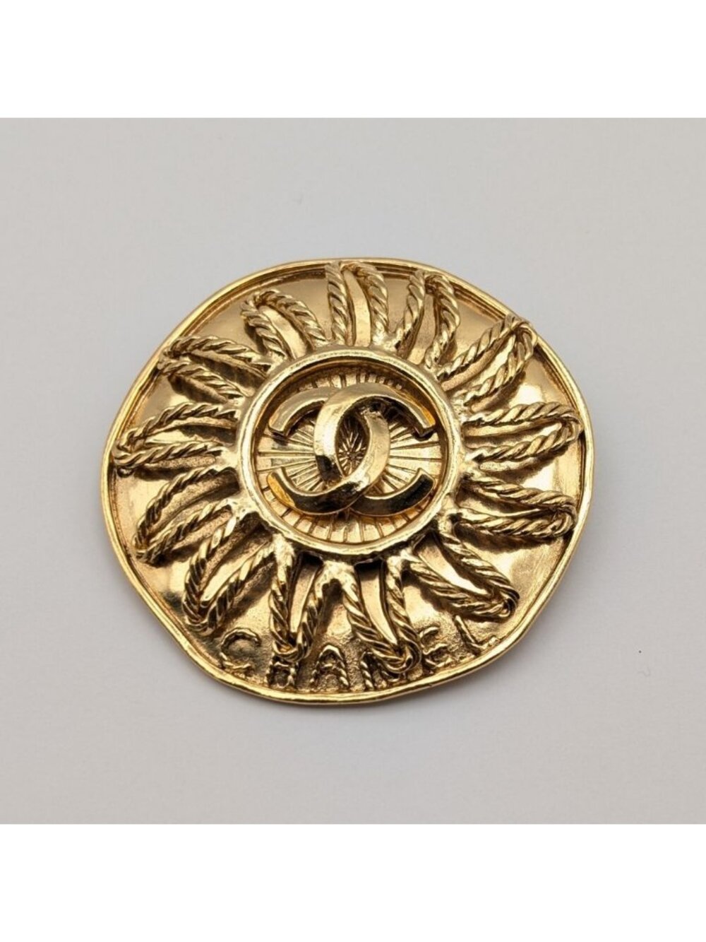 Chanel Brooch CC Logo Gold Sun Round Vintage - Picture 1 of 6